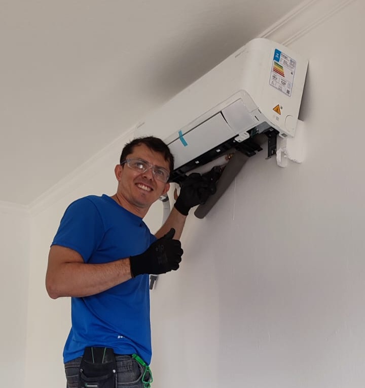 Técnico instalando ar-condicionado